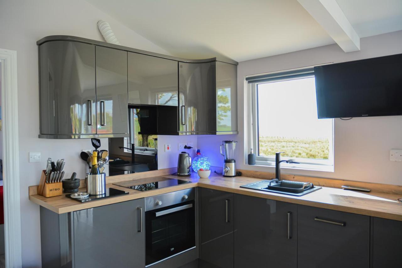 Deerfin Rentals Private Chalet With Hot Tub Ballymena Exterior foto